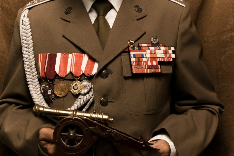 żołnierz w mundurze z nagrodami